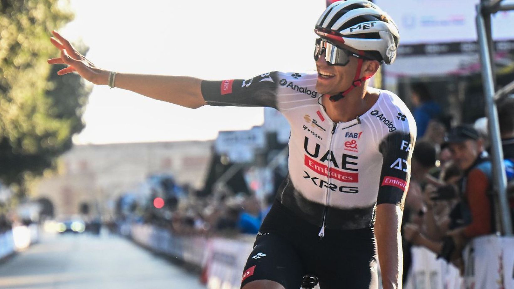 Isaac Del Toro conquista el UAE Tour y manda un mensaje al mundo del ciclismo.